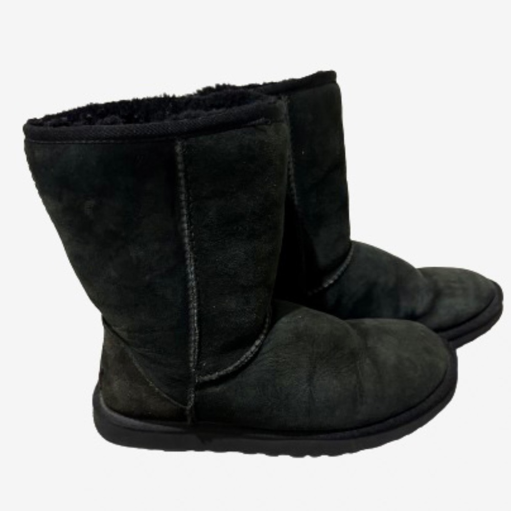 UGG Women  CLASSIC SHORT II BLK Size US 8. Condition is Pre-owned